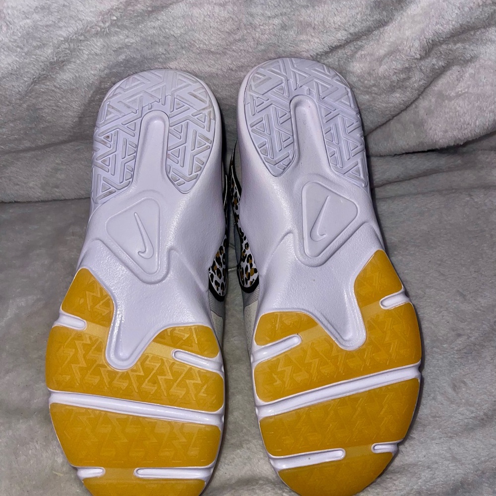 Nike NWOT Women's Neutral Off White/Gray Sneakers with Leopard Accent W7.5 - Picture 4 of 8